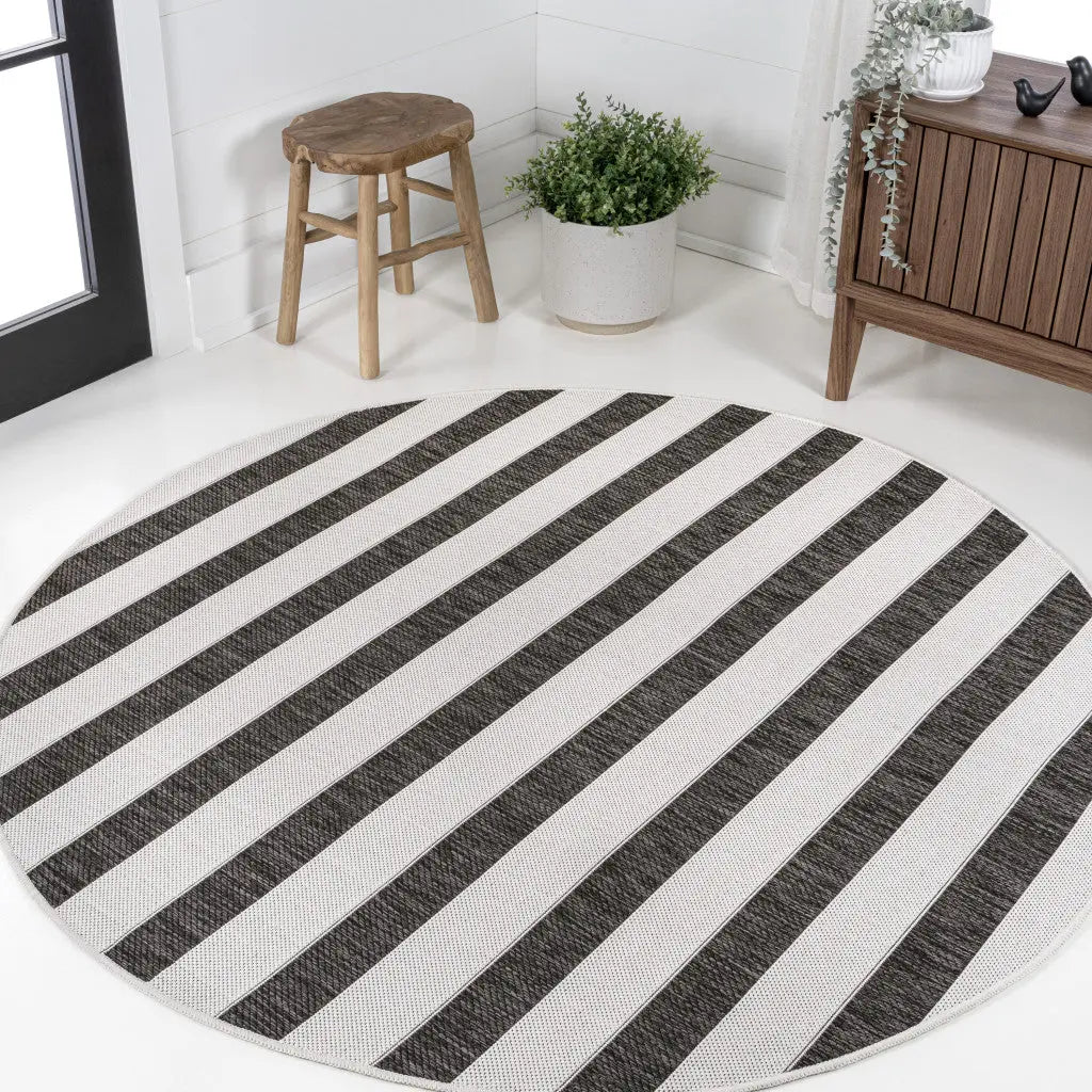 8' Black And Cream Round Striped Indoor Outdoor Area Rug Homeroots Outdoor