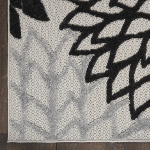 8' Black And White Indoor Outdoor Runner Rug - GreatEagleInc