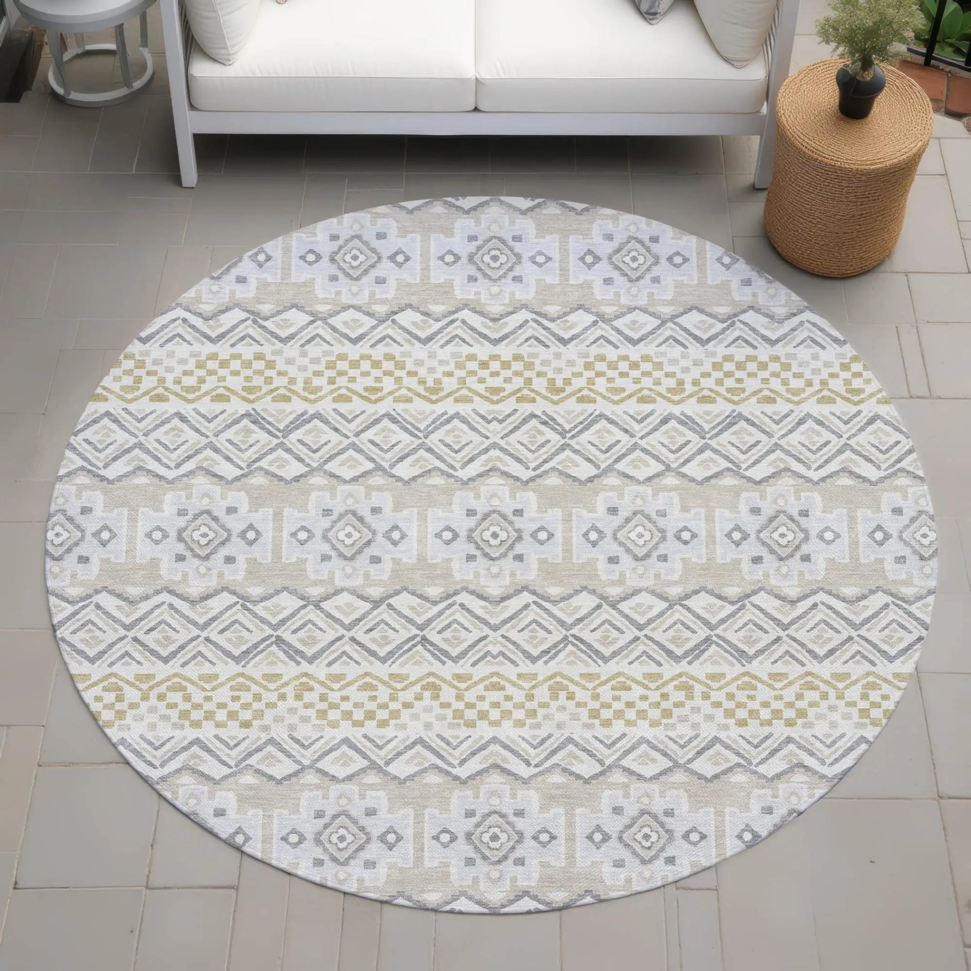 8' Ivory And Silver Round Striped Washable Indoor Outdoor Area Rug Homeroots Outdoor