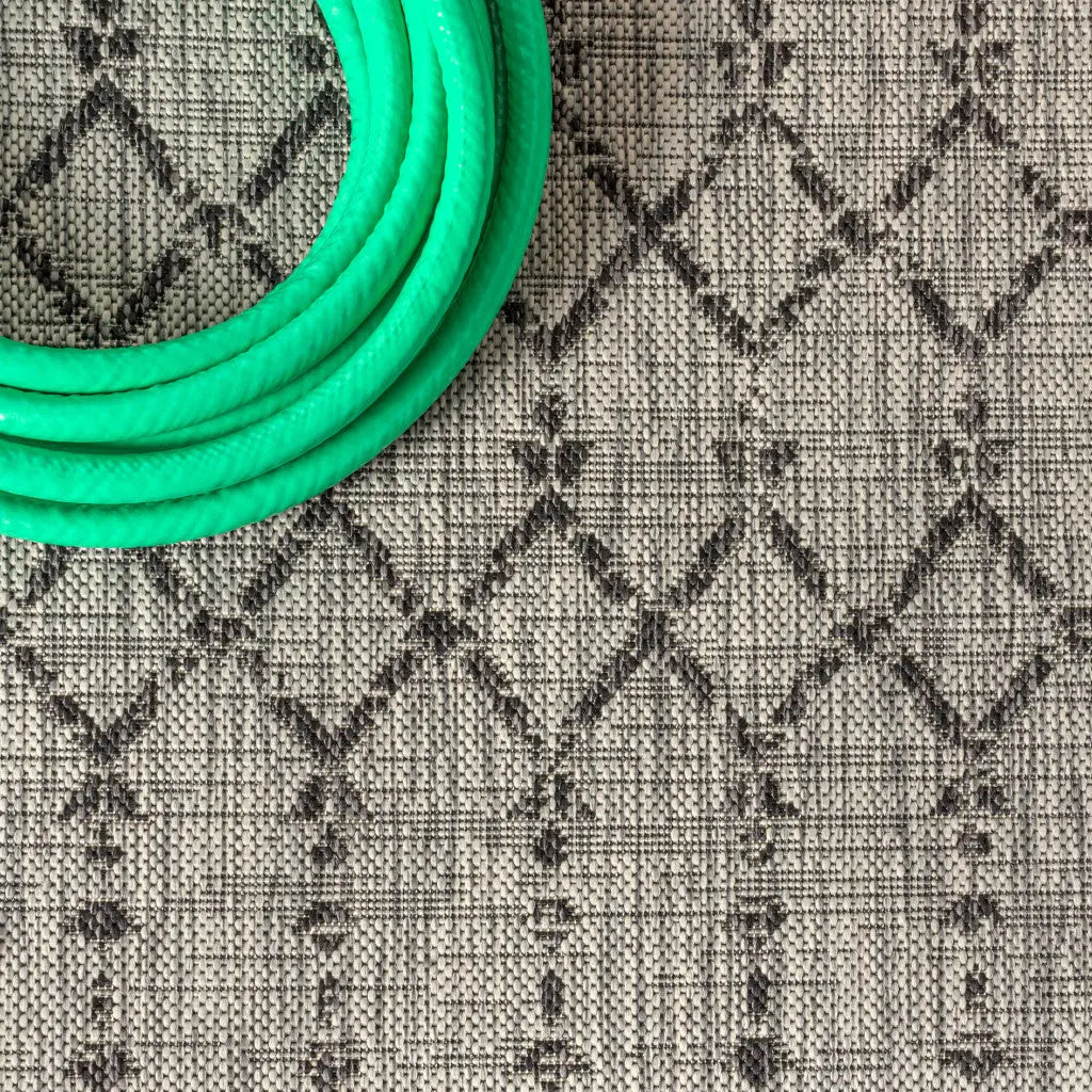 8' Light Gray And Black Round Trellis Indoor Outdoor Area Rug Homeroots Outdoor