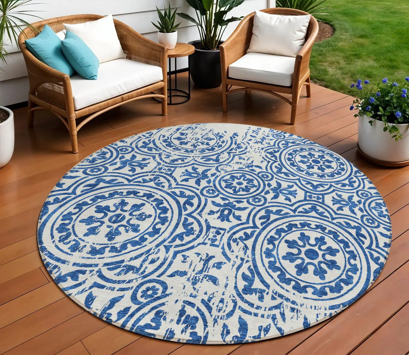 8' Navy Blue And Ivory Round Medallion Washable Indoor Outdoor Area Rug Homeroots Outdoor