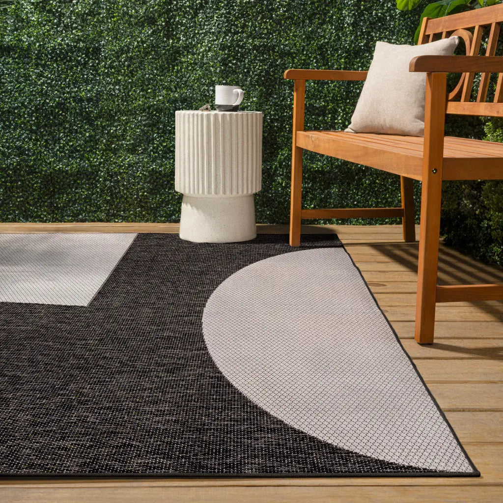 8' X 10' Black And Cream Geometric Indoor Outdoor Area Rug Homeroots Outdoor