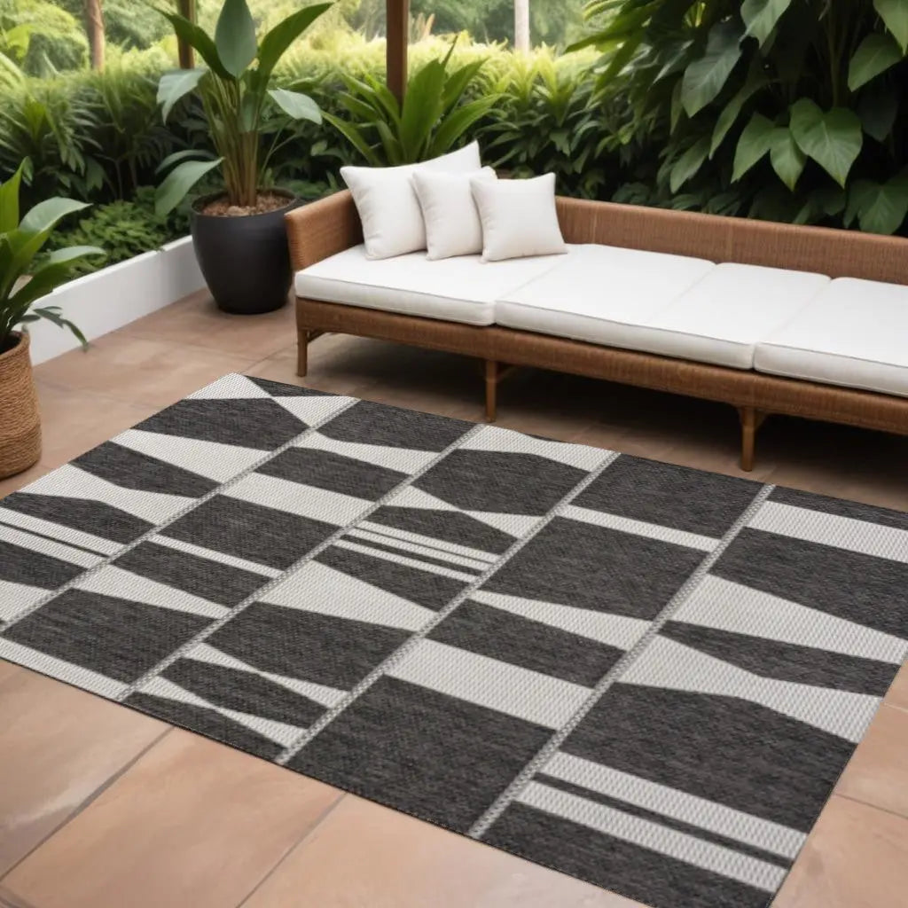 8' X 10' Black And Cream Geometric Indoor Outdoor Area Rug Homeroots Outdoor