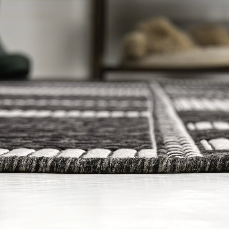 8' X 10' Black And Cream Geometric Indoor Outdoor Area Rug Homeroots Outdoor