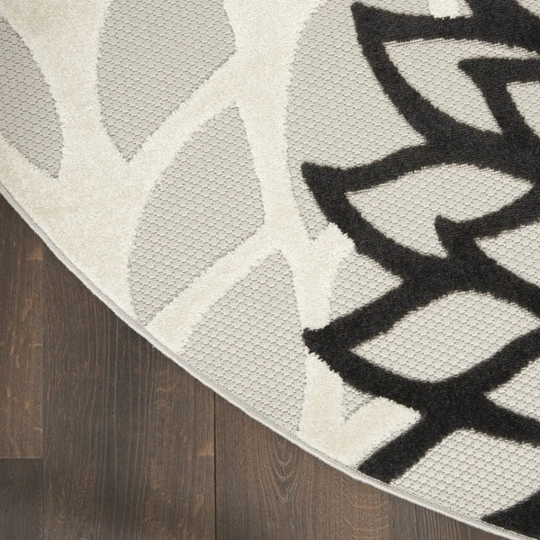 8' X 8' Black And White Indoor Outdoor Area Rug - GreatEagleInc