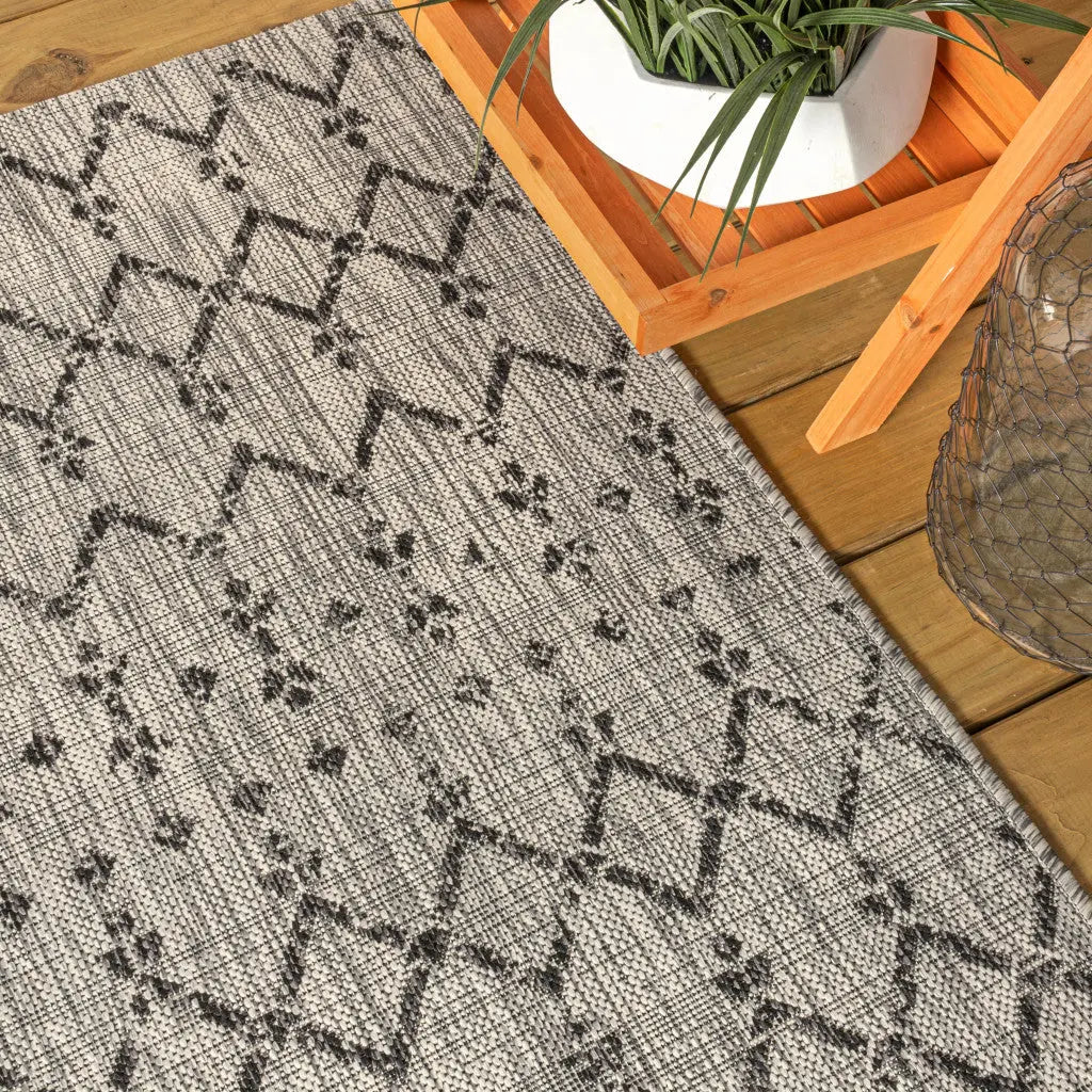 9' Light Gray And Black Round Trellis Indoor Outdoor Area Rug Homeroots Outdoor