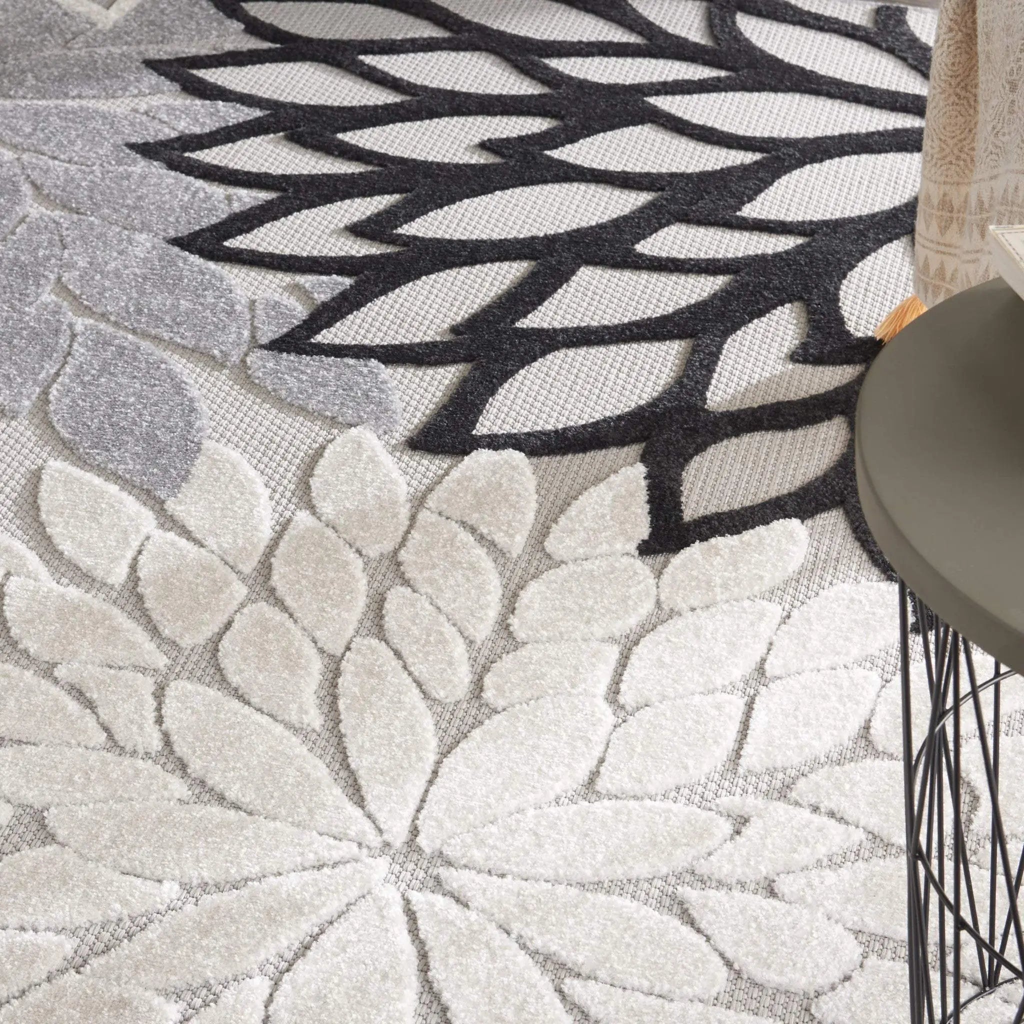 9' X 12' Black And White Indoor Outdoor Area Rug - GreatEagleInc