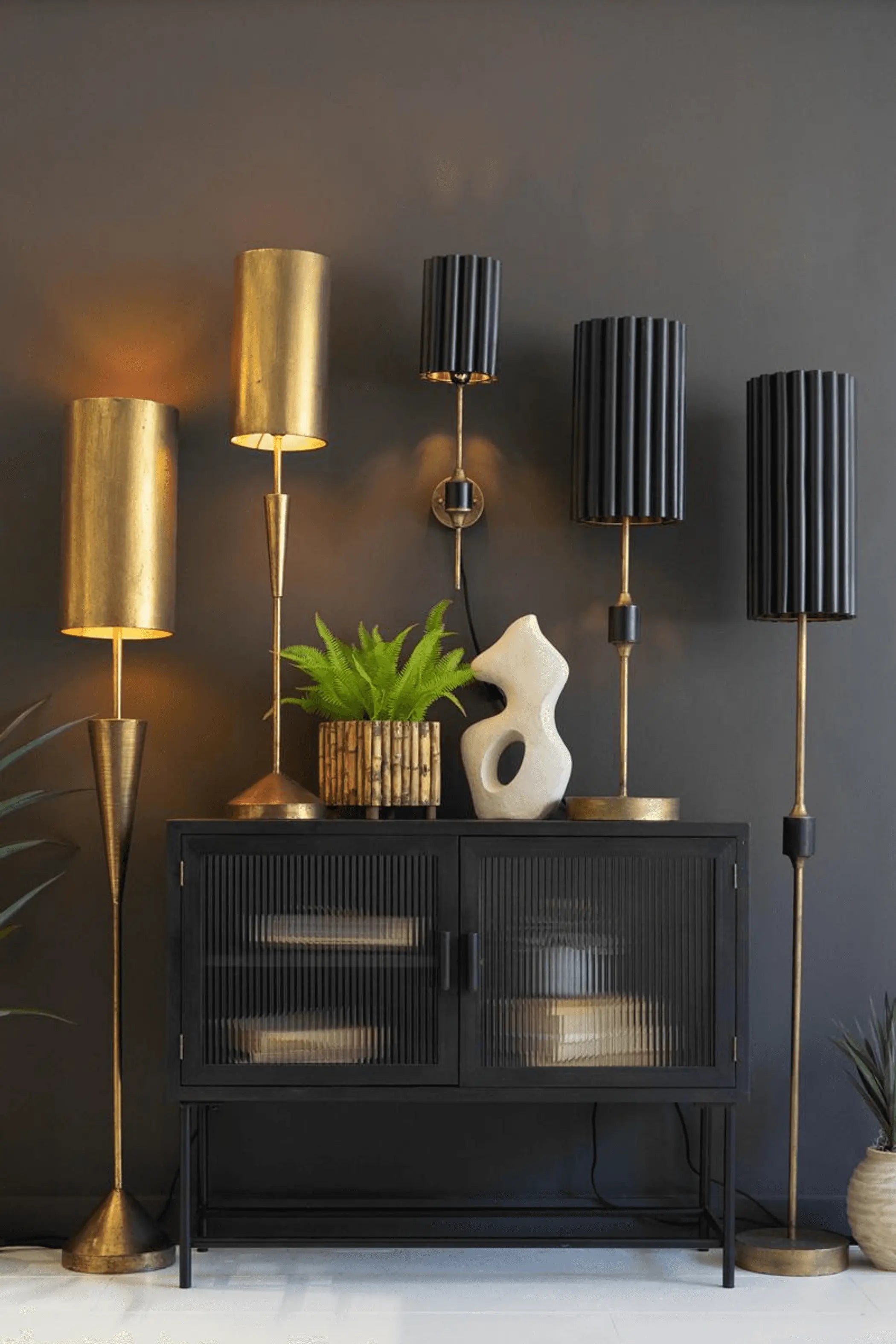 ANTIQUE GOLD TABLE LAMP WITH FLUTED BLACK METAL SHADE Kalalou