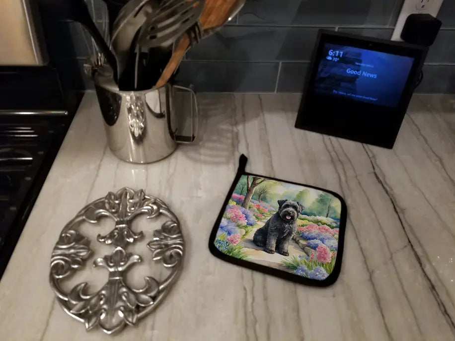 Black and Tan Coonhound Spring Path Pair of Pot Holders Caroline's Treasures