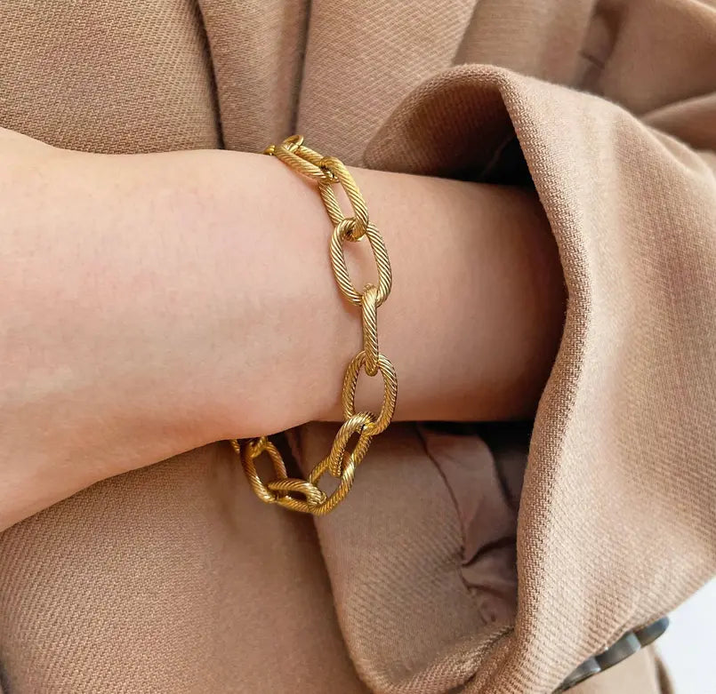 CARLY GOLD TEXTURE LINK CHAIN BRACELET Mai Desiree