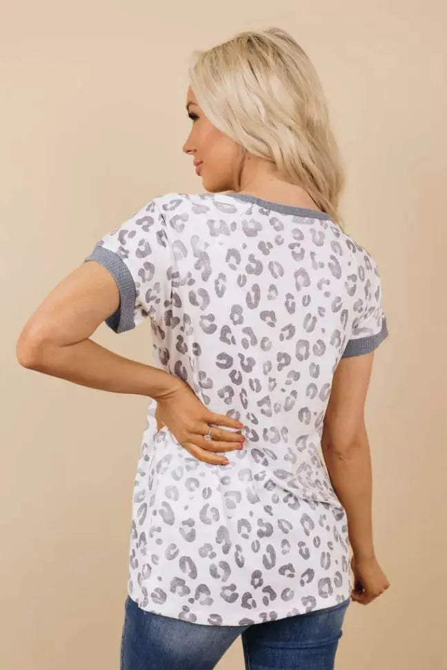 Chic and Pink Leopard Tee Stay Warm in Style