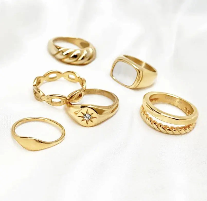 DREW GOLD PINKY SIGNET RING Mai Desiree