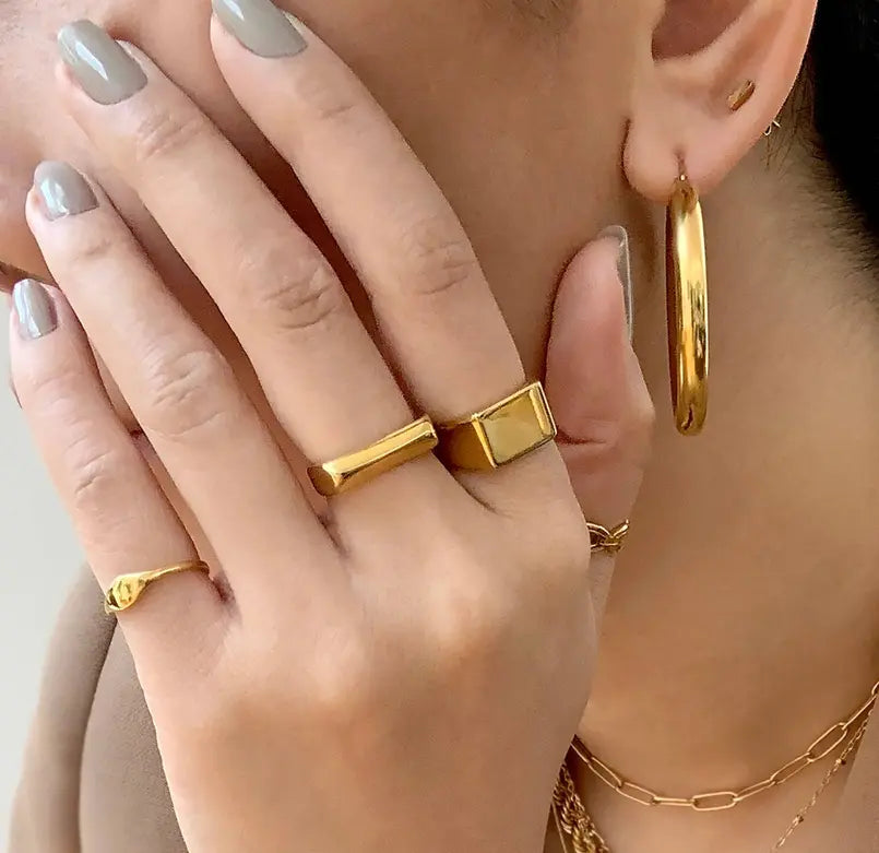 DREW GOLD PINKY SIGNET RING Mai Desiree