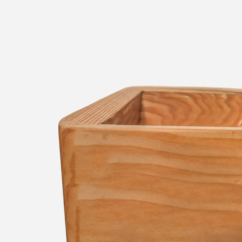 Diamond self-watering, wall-mounted planter Formr