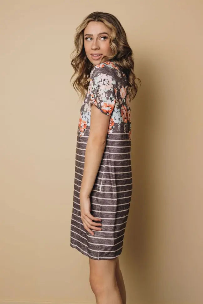 Esme Print T-shirt Mini Dress with Pockets Stay Warm in Style
