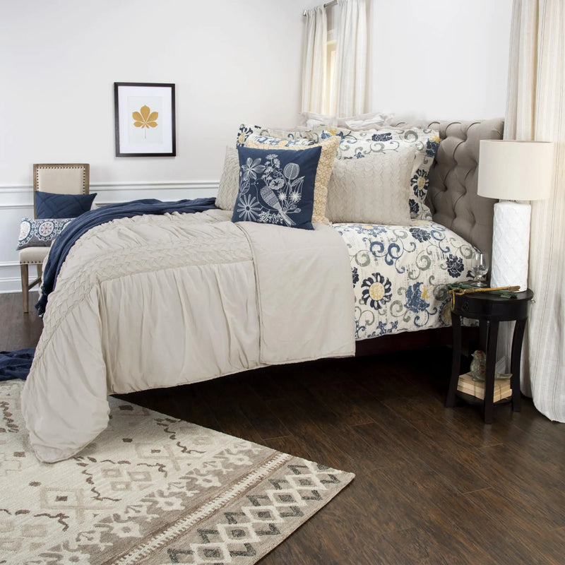 Ivory Geometric Quilt - GreatEagleInc