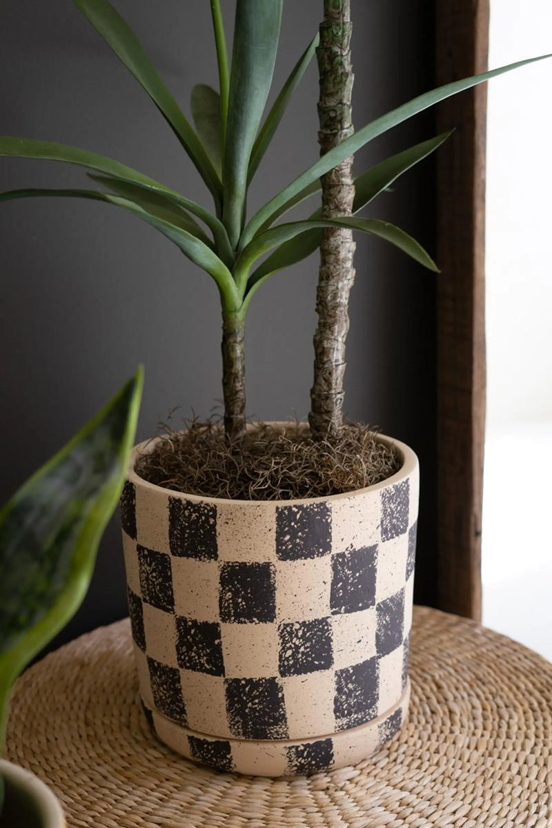 SET OF THREE CHECKERED CLAY PLANTERS WITH TRAYS Kalalou