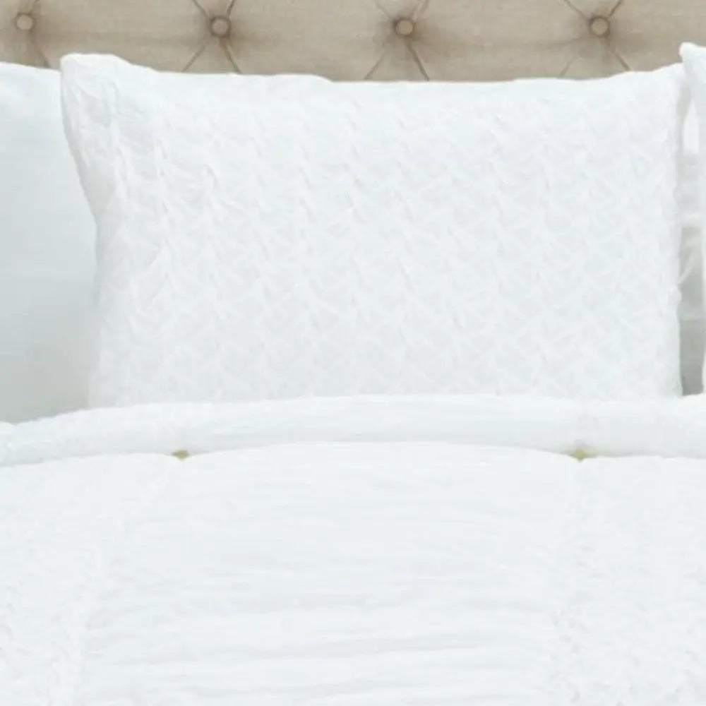 White Geometric Twin Quilt Homeroots Bed & Bath