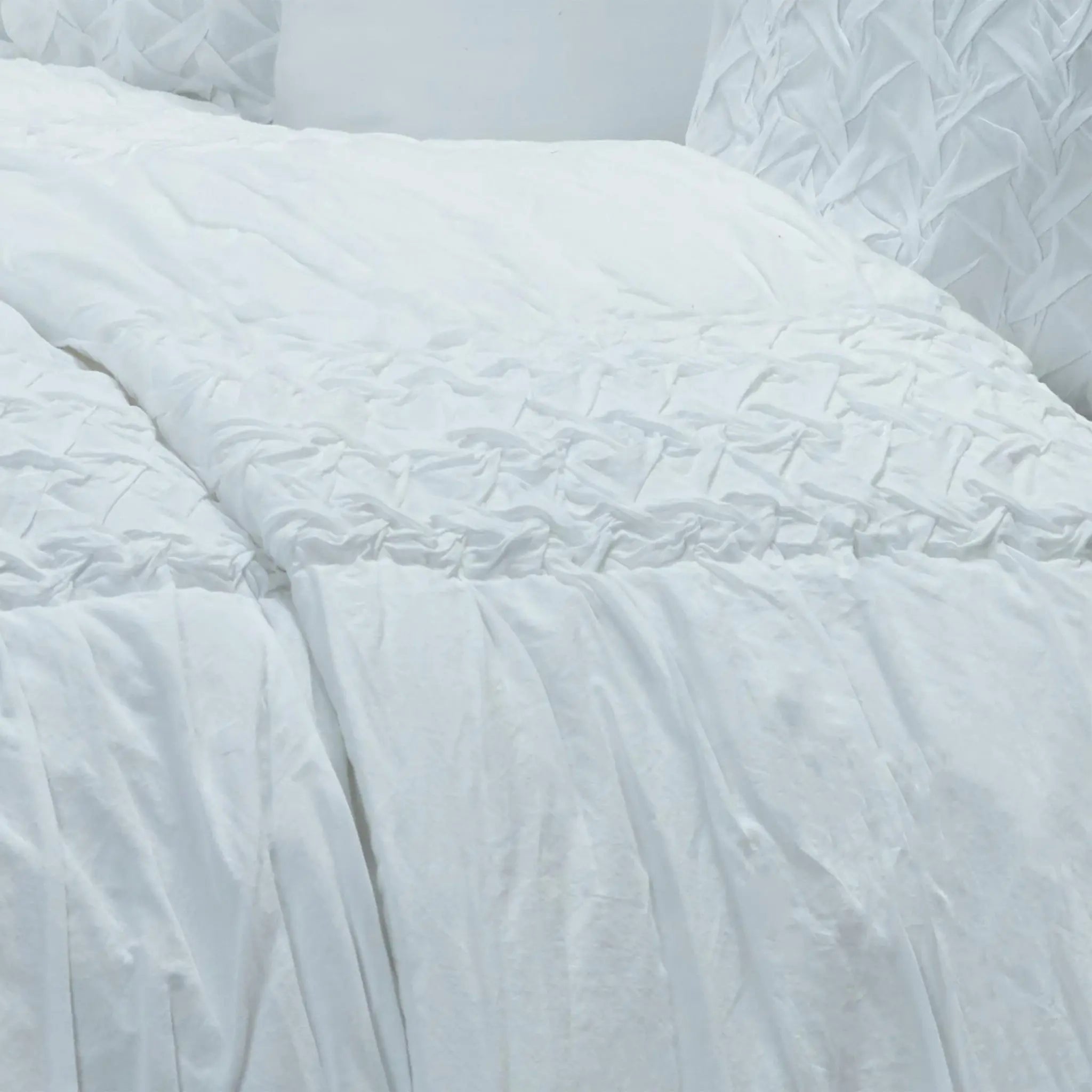 White Geometric Twin Quilt Homeroots Bed & Bath
